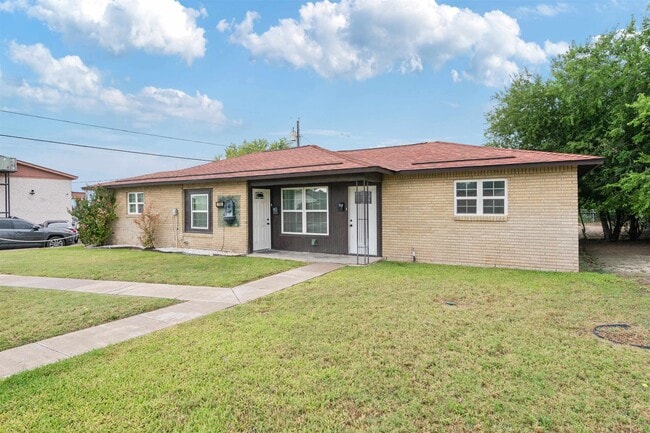 Building Photo - 1104 N Bedell Ave