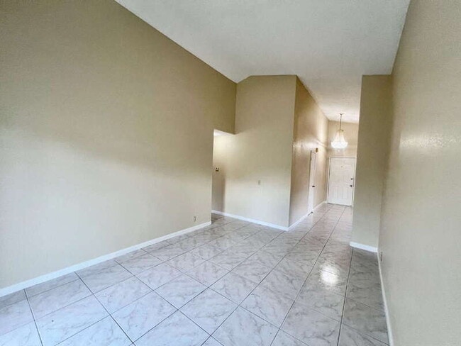 Building Photo - 827 Crested Dr