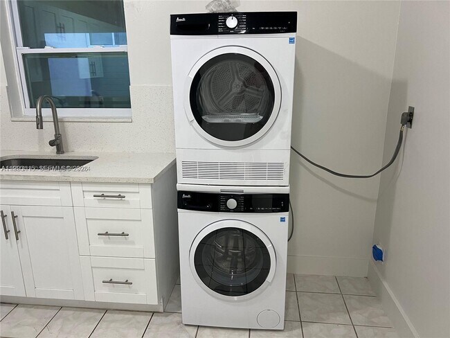 Building Photo - 951 SW 7th St