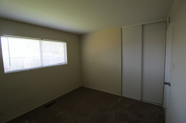 Building Photo - Concord 3 bedroom 2 bath new carpet, new paint,  home in quiet neighborhood!
