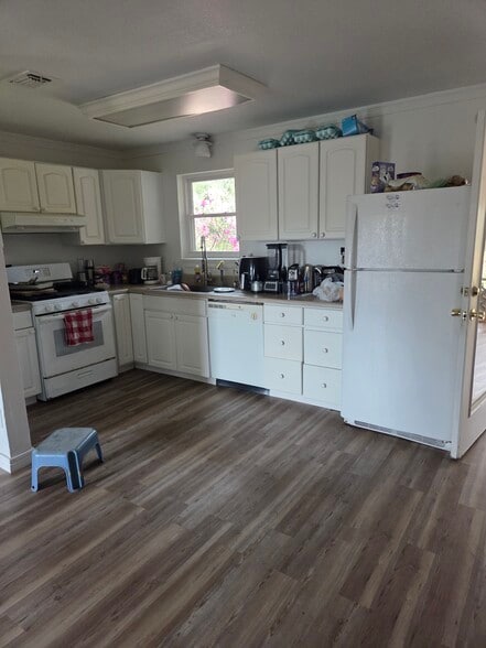 Building Photo - 6590 Dewrell Square