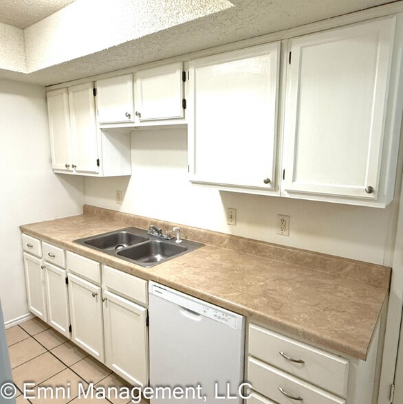 Building Photo - 2706 Jade Rd