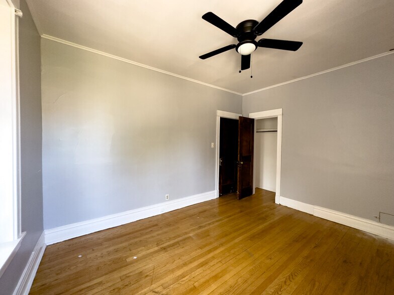 Building Photo - 1222 W Rosemont Ave