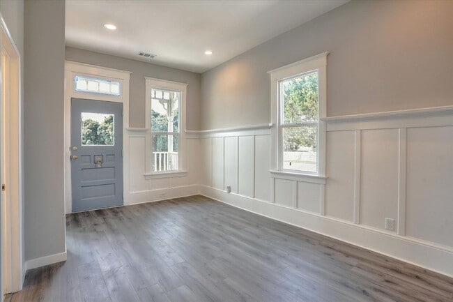 Building Photo - $1,500 MOVE IN SPECIAL!! 3 BED/2 BATH HOME UPPER UNIT AVAIABLE FOR RENT IN OAKLAND, CA!!!!