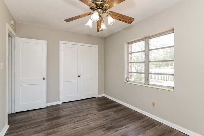 Building Photo - 402 Ariana Ave