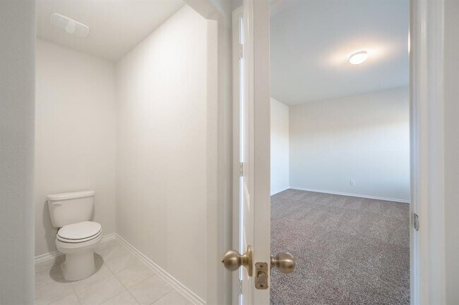 Building Photo - 913 Alton Dr