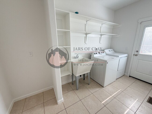 Building Photo - Modern West Salem Home: Central AC, 2-Car Garage & Washer/Dryer