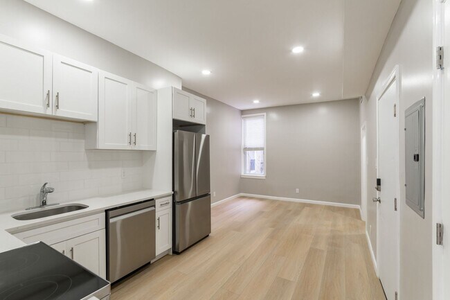 Building Photo - 2827 W Girard Ave