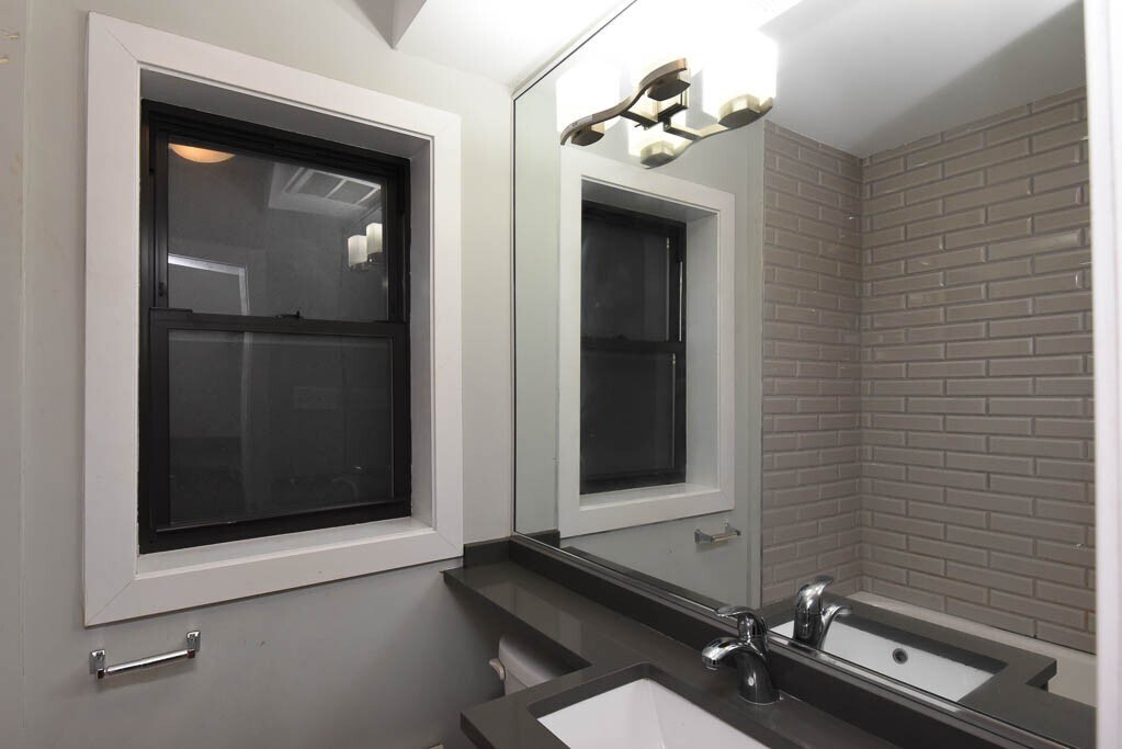 Building Photo - 553 W Arlington Pl