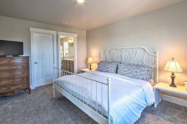 Building Photo - 3 Bedroom 2.5 Bathroom House In Cle Elum With Great Amenities and Sweeping Views