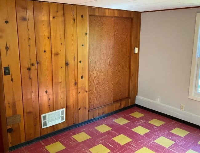 Building Photo - Charming Maplewood SFH with garden beds, fruit trees and finished basement