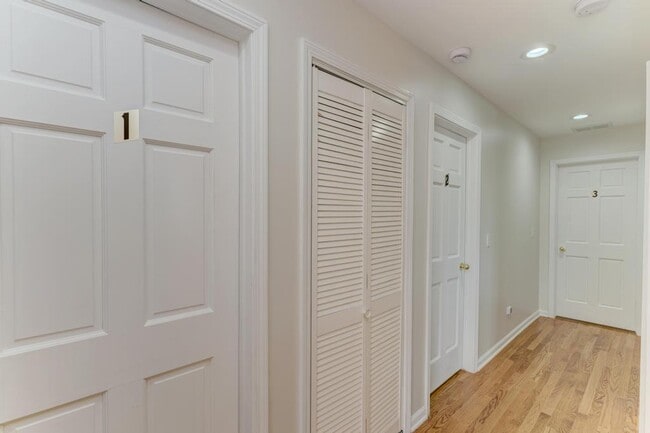 Building Photo - 4544 N Oriole Ave