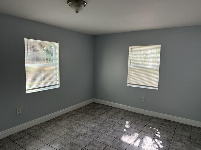 Building Photo - 805 3rd St