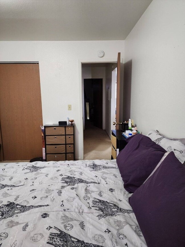 Building Photo - 2 Bedroom 1 Bathroom Apartment
