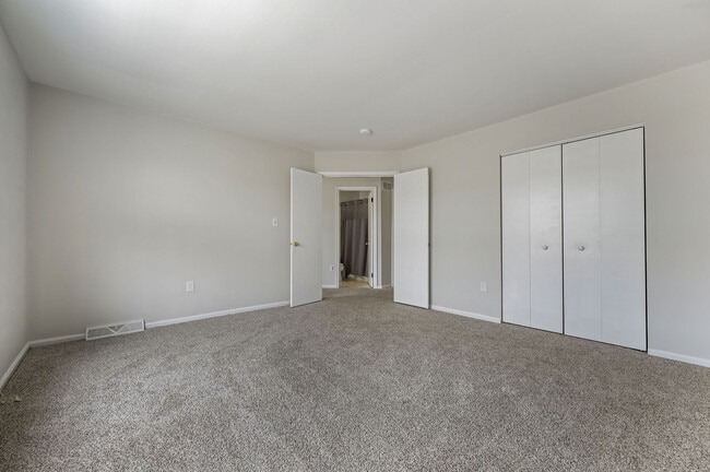 Building Photo - 142 Thames Dr