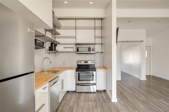 Building Photo - 1304 Mariposa Dr