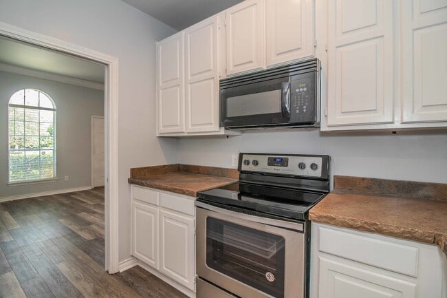 Building Photo - COMING SOON! Recently Renovated 1-Bedroom ...