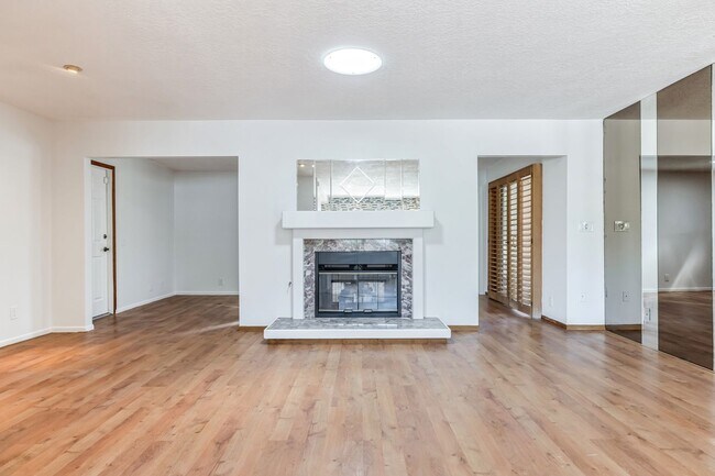 Building Photo - 3 Bed / 2 Bath Home with Bonus Room, Pool and Two Car Garage.