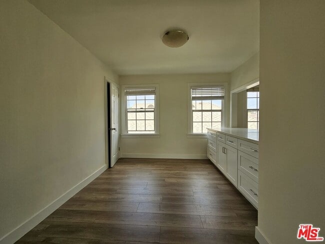 Building Photo - 138 N Kingsley Dr