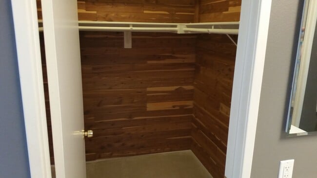 Building Photo - 2BED/2.5BATH