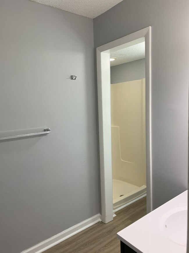 Building Photo - 5800 Falls of Neuse "B", 2-bd, 2-ba condo,...