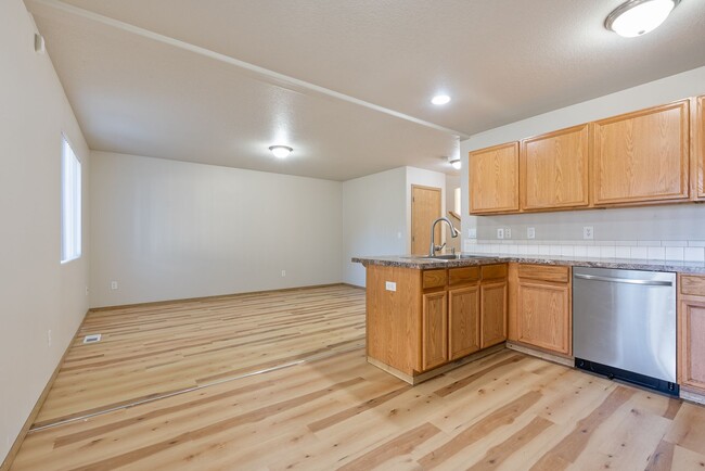 Building Photo - Spacious 4-Bedroom Home in SE Portland!