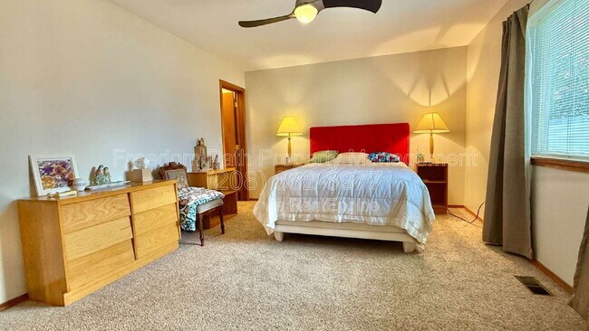 Building Photo - 1902 W Hampson Ave