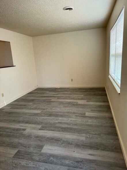 Building Photo - 1050 Plaza Ct N