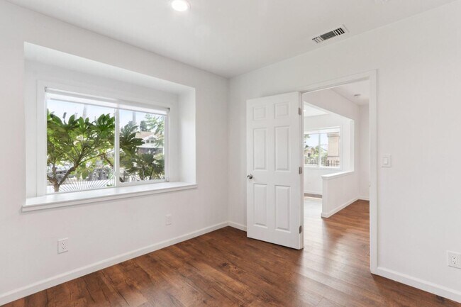 Building Photo - 218 W 87th St