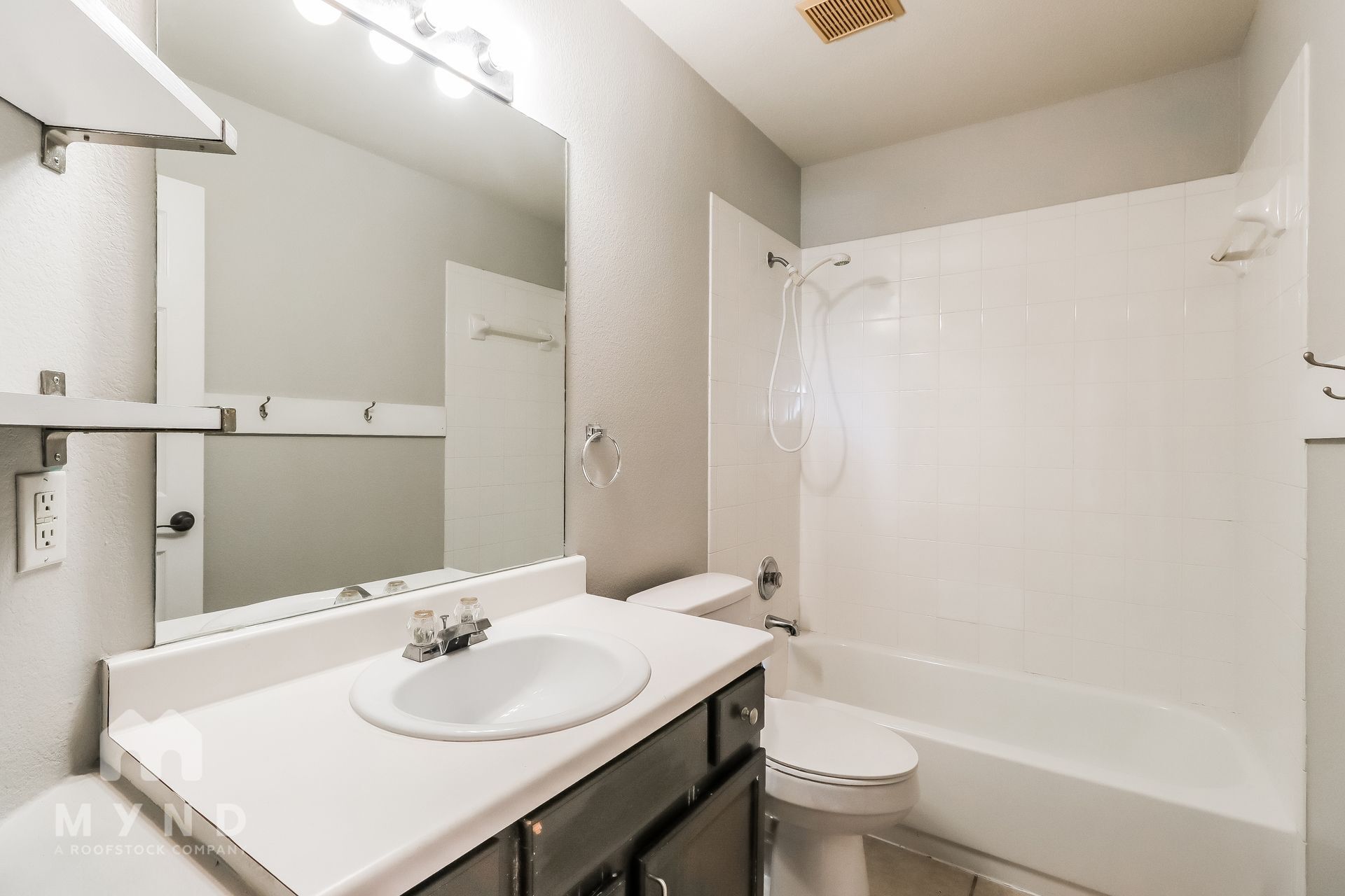 Building Photo - 14812 Lantern Dr