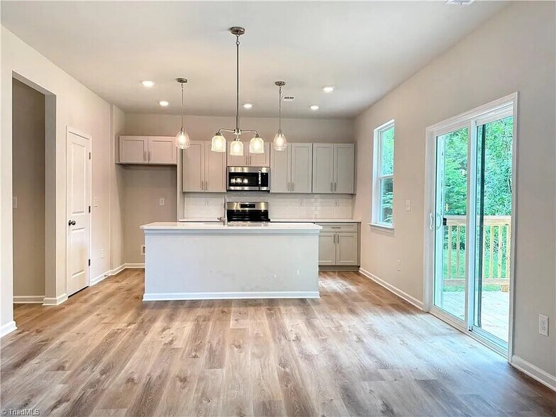 Building Photo - 1086 W Bank St