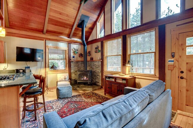 Building Photo - 7040 Bellevue Ave