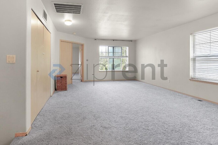 Building Photo - Unit