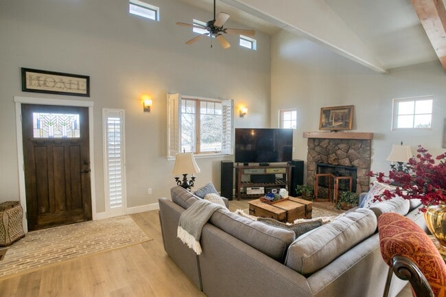 Building Photo - 600 S Ridge Dr