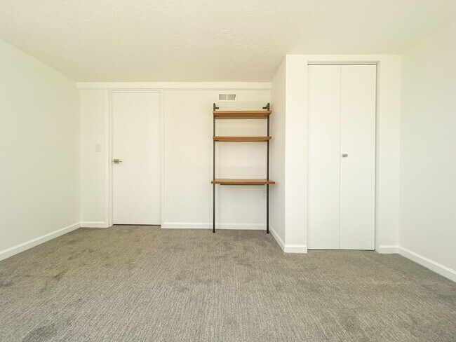 Building Photo - Stunning Mid-Century Home with Spectacular Southerly Views in Sought-After Terwilliger Heights!