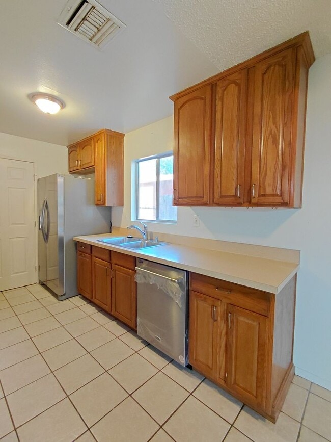 Building Photo - Spacious 3-Bedroom Home