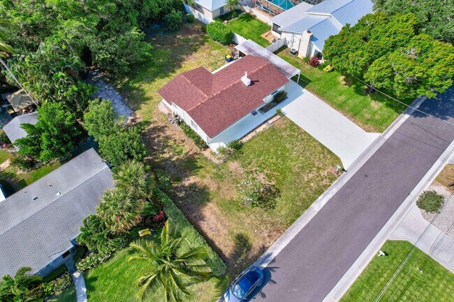 Building Photo - Beachside Bliss in Hobe Sound – Move-In Ready with Room to Roam!