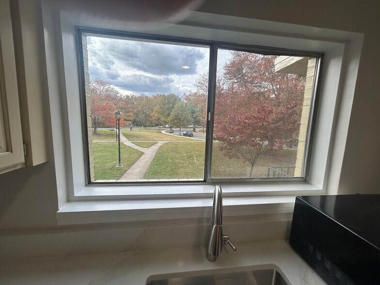 Building Photo - 10613 weymouth st 101