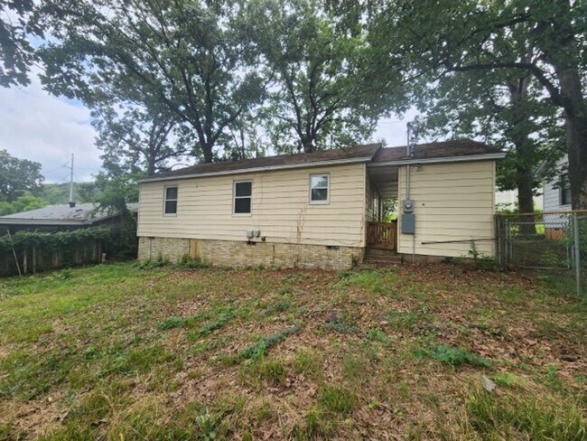 Building Photo - 1805 W 35th St