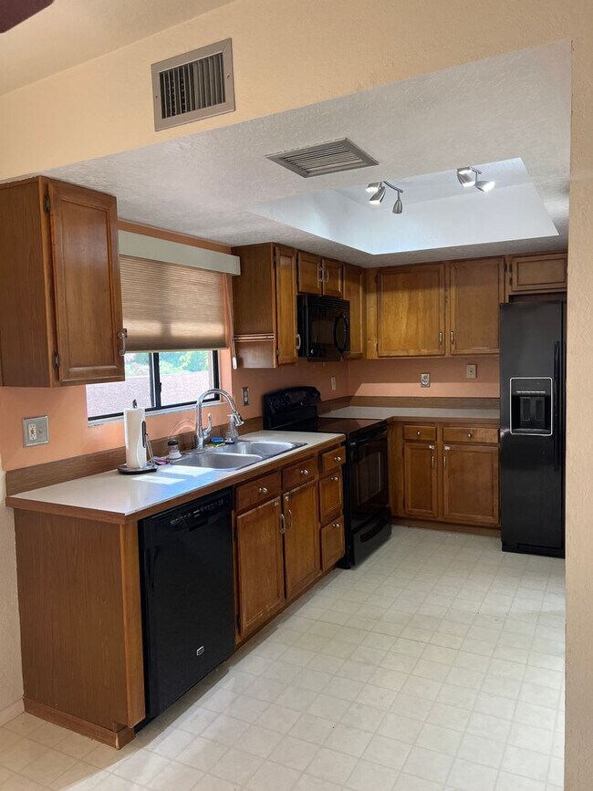 Building Photo - Attractive 3 Bed. 2 Ba. Townhome at Columbus & Ft. Lowell