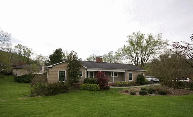 Primary Photo - 207 Hawthorn Dr
