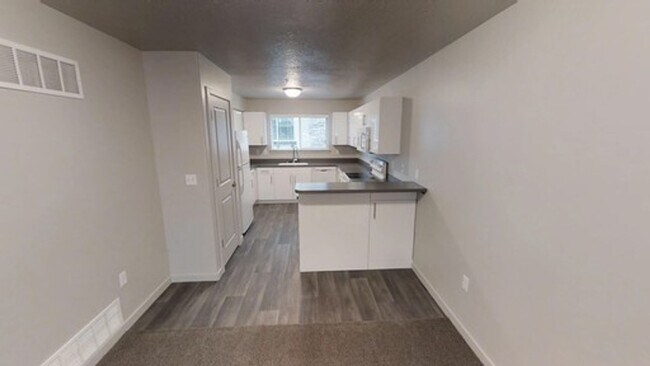 Building Photo - Modern 2-Bedroom Condo Near University Parkway