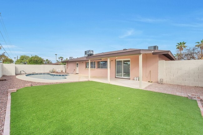 Building Photo - Spacious 6-Bedroom, 4-Bath Pool Home Near ASU Campus