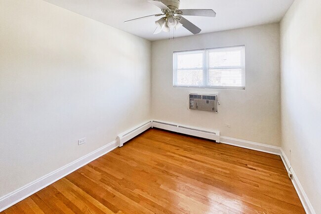 Building Photo - 1714 W Touhy Ave