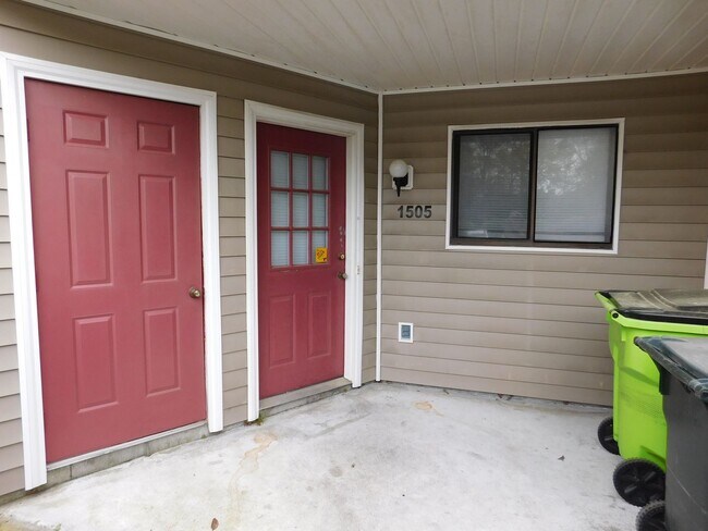 Building Photo - 1505 College Way