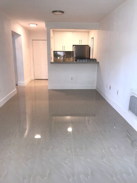 Building Photo - 142 SW 18th Ave