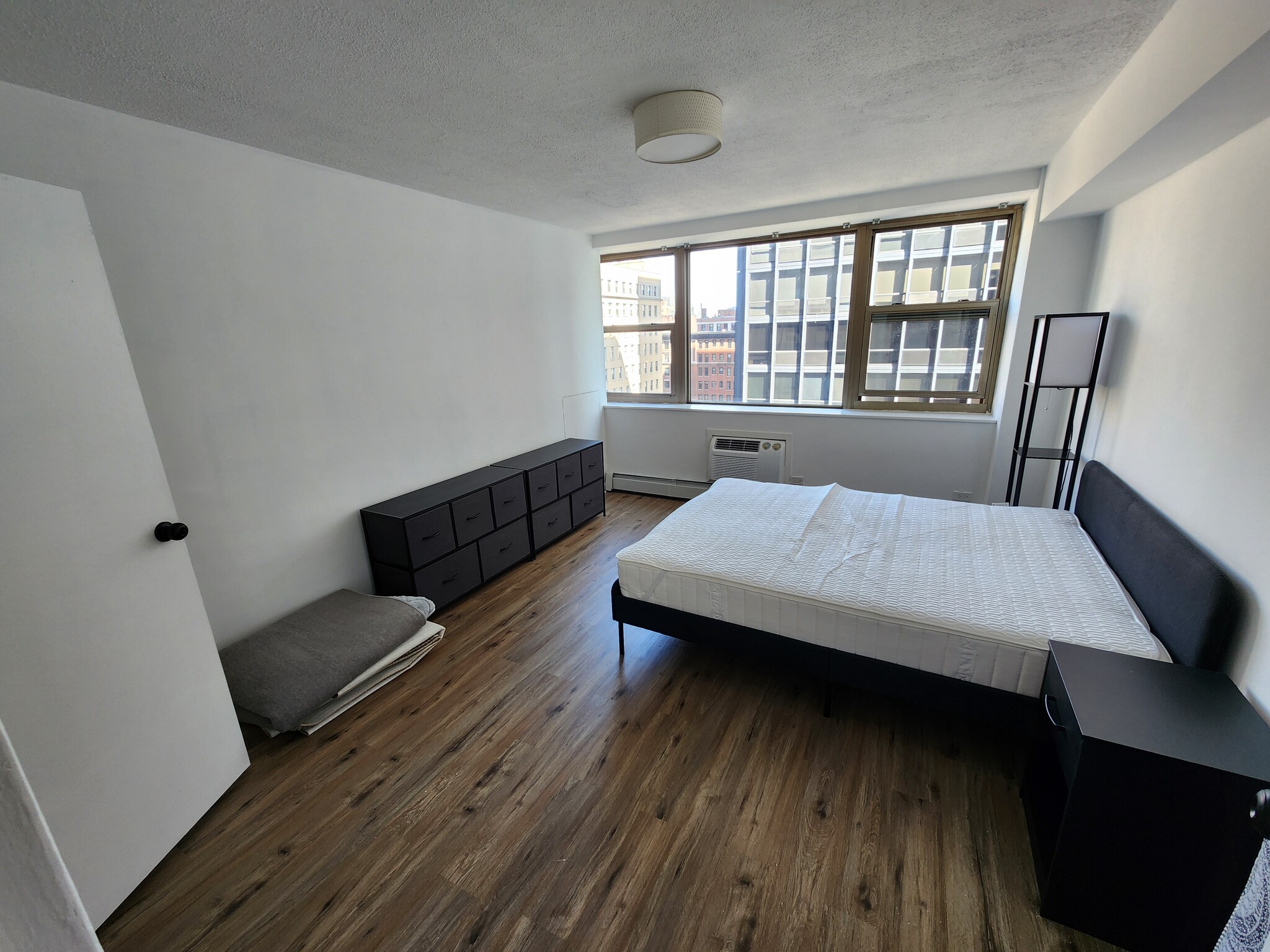 Bedroom - 253 E Delaware Pl