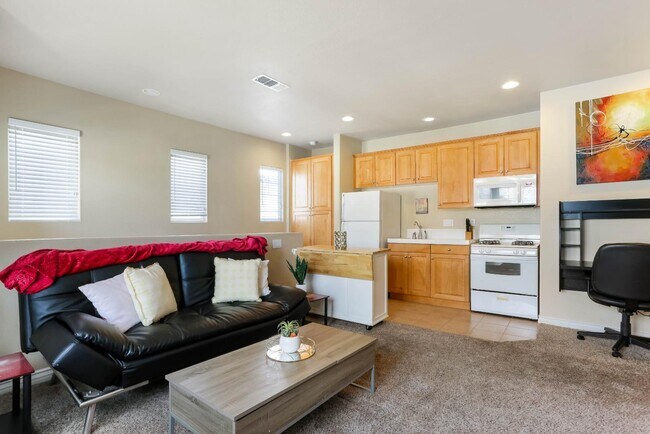 Building Photo - 3170 Levante St