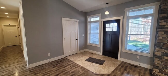 Building Photo - Three Bedroom 2.5 Bath House