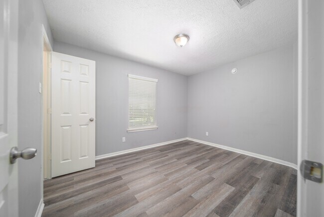 Building Photo - 327 Chateau Woods Pkwy Dr